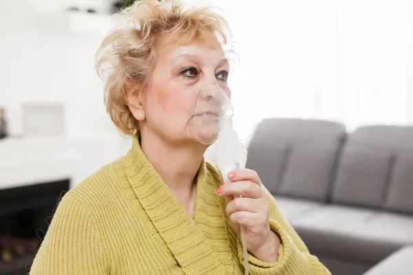 Ritratto Ravvicinato Una Donna Anziana Con Una Maschera Medica Uso — Foto Stock