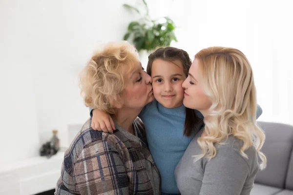 Três Gerações Mulheres Mulher Bonita Adolescente Estão Beijando Sua Avó — Fotografia de Stock