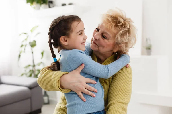 Pequeña Nieta Feliz Abuela Dando Choca Cinco Divertirse Jugando Juntos — Foto de Stock