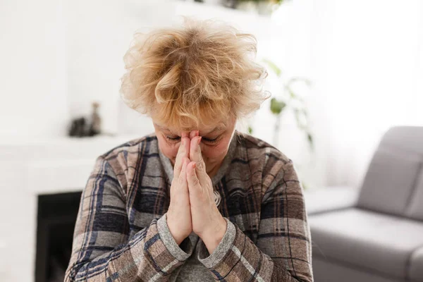 Fedeli Religiosi Donna Mezza Età Che Prega Con Speranza Fede — Foto Stock