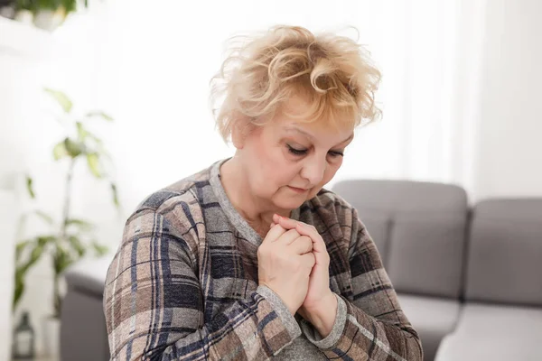 Религиозные Верующие Женщины Среднего Возраста Молятся Надеждой Вера Держась Руки — стоковое фото