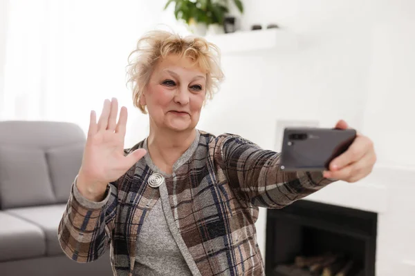 Пожилая Женщина Помощью Мобильного Сенсорного Экрана Селфи Видеозвонка — стоковое фото