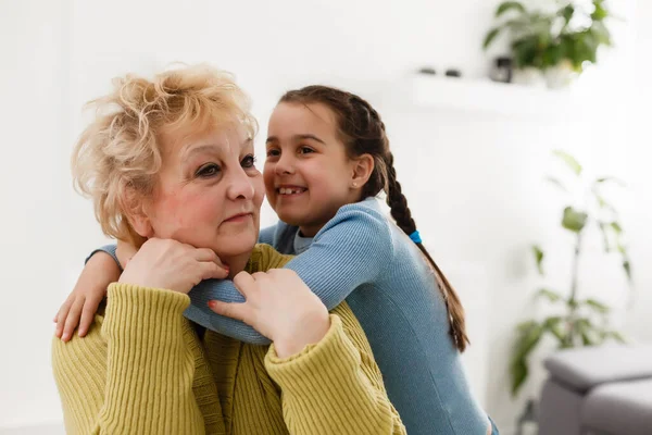 Donna Anziana Che Abbraccia Nipote Mentre Seduta Sul Divano Casa — Foto Stock