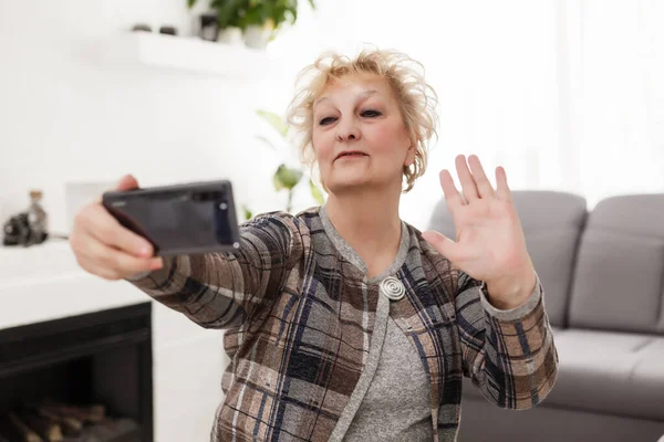 Пожилая Женщина Помощью Мобильного Сенсорного Экрана Селфи Видеозвонка — стоковое фото