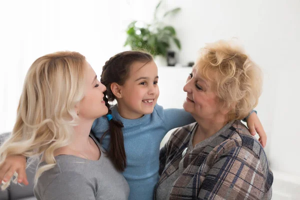 Tres Generaciones Mujeres Hermosa Mujer Adolescente Están Besando Abuela Mientras —  Fotos de Stock