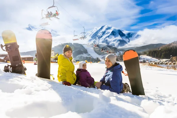 Famille avec snowboards à la station d'hiver — Photo