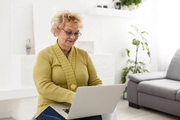 Attraktive Ältere Frau Die Hause Auf Der Couch Sitzt Die — Stockfoto