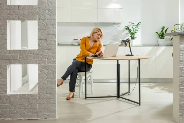 Jonge Vrouw Zitten Keuken Werken Laptop — Stockfoto