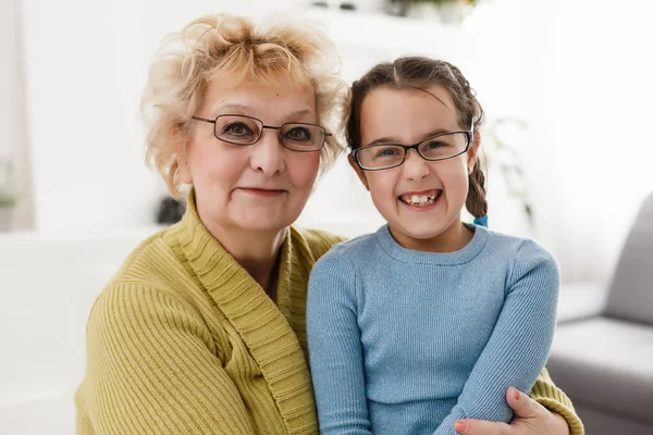 Portret Szczęśliwej Starej Babci Dziewczynki Patrzących Kamerę Uśmiechnięta Babcia Wnuczką — Zdjęcie stockowe