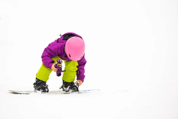 Little Cute Girl Snowboard Estación Esquí Soleado Día Invierno —  Fotos de Stock