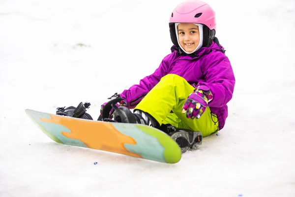 雪板冬季运动 小女孩穿着温暖的冬衣 学习滑雪板 冬季背景 — 图库照片