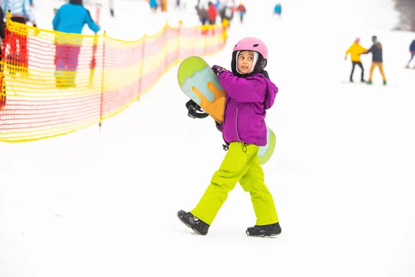 Little Cute Girl Snowboarding Ośrodku Narciarskim Słoneczny Zimowy Dzień — Zdjęcie stockowe