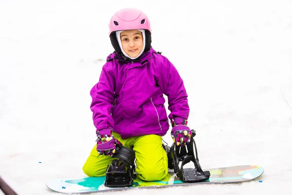 Güneşli Kış Gününde Kayak Merkezinde Kayak Yapan Küçük Tatlı Kız — Stok fotoğraf