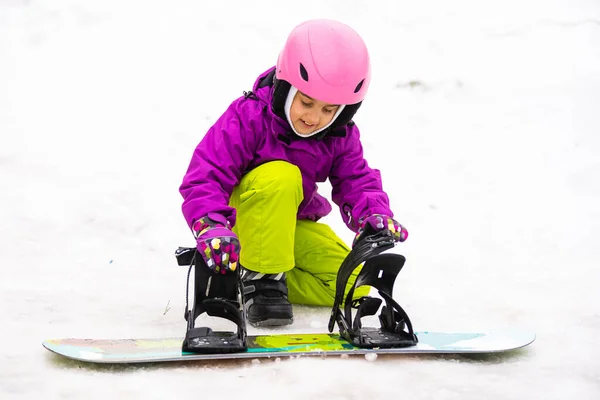 Snowboard Wintersport Kleines Mädchen Das Snowboard Lernt Und Warme Winterkleidung Stockbild