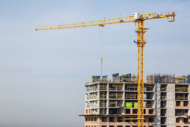 Beton, çelik ve vinç kaldırma ekipmanlı inşaat alanı