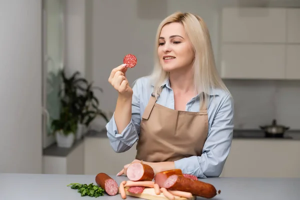 Jovem Mulher Atraente Segurando Uma Salsicha — Fotografia de Stock