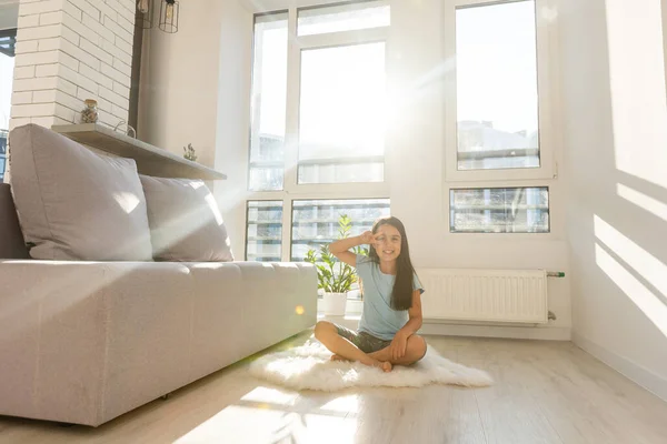 Solstrålar som skjuter genom ett fönster — Stockfoto