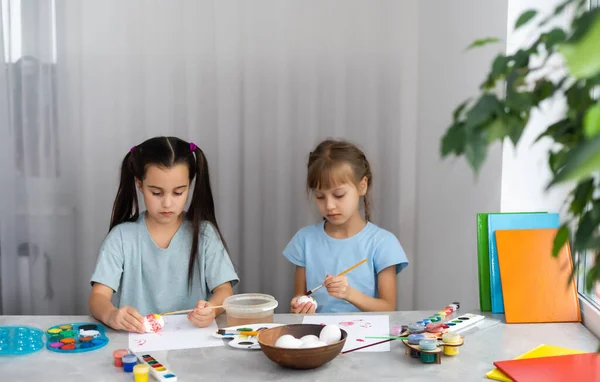 Duas meninas com pintura escova na mesa, educação, aquarela, desenho, conceito de criatividade. — Fotografia de Stock