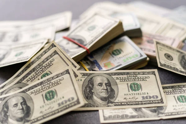 Американский доллар США пакеты на денежном фоне. Финансовая концепция — стоковое фото