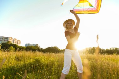 Sahada uçurtmalı bir kadın