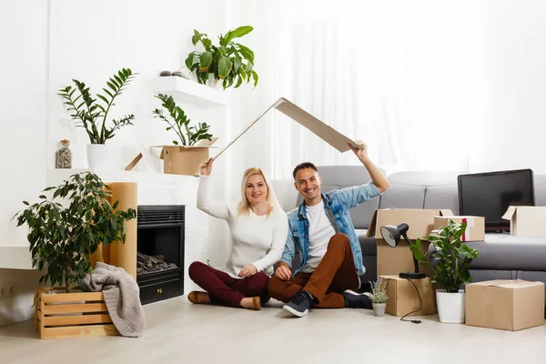 Family moves to a new home — Stock Photo, Image