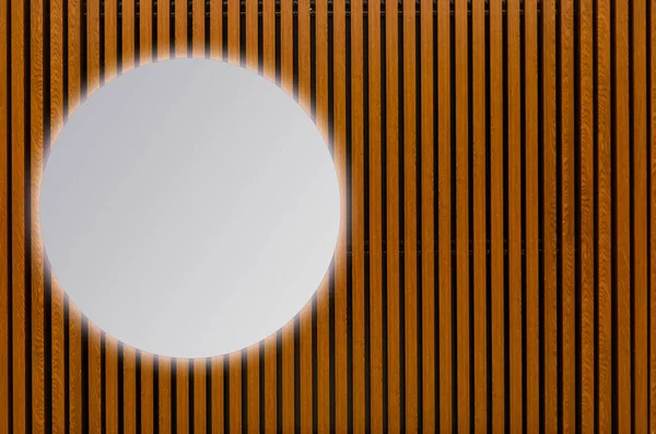 Круглое зеркало на деревянном фоне — стоковое фото