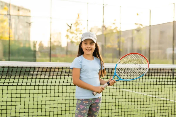 Frumos fata cu racheta în mâini joc de tenis — Fotografie, imagine de stoc