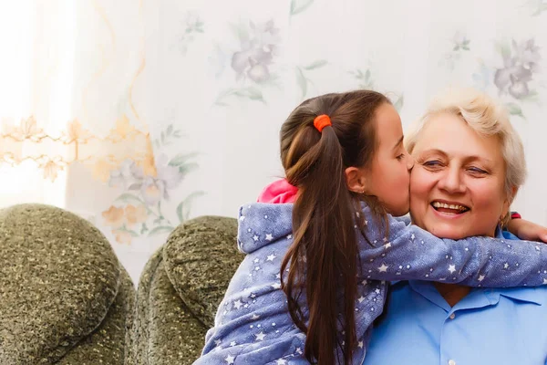 Grandir adulte souriant petits-enfants embrasse grand-mère âgée heureux de voir manquer elle, visite de parents aimants profiter de la communication, câlin comme symbole de connexion, l'amour et le concept de soutien — Photo