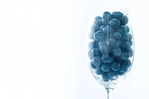Ripe blueberries in a glass goblet. Berries closeup — Stock Photo, Image