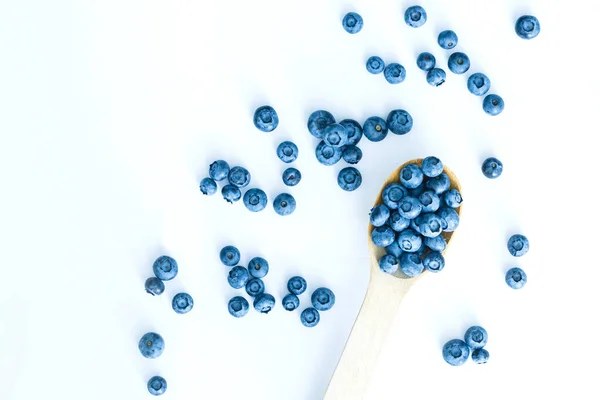 Tasty blueberries isolated on white background. Blueberries are antioxidant organic superfood. — Stock Photo, Image