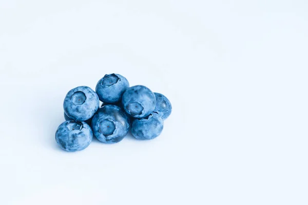 Bleuets savoureux isolés sur fond blanc. Les bleuets sont des superaliments biologiques antioxydants. — Photo