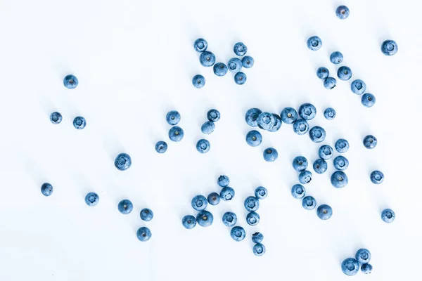 带有白色背景的蓝莓味道。蓝莓是抗氧化的有机超级食物. — 图库照片