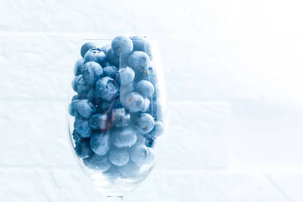 Bleuets mûrs dans un gobelet de verre. Baies en gros plan — Photo