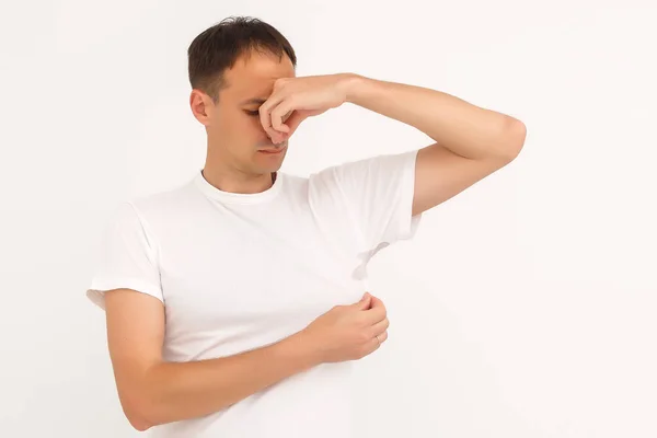 Homme montre une tache sur son t-shirt blanc — Photo