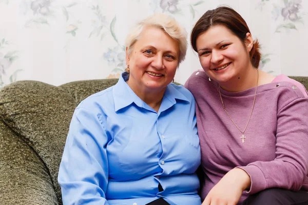 Mooie vrouw en senior moeder thuis — Stockfoto