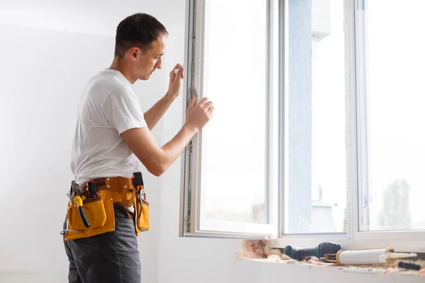 建筑工地窗户安装的男性建筑工人 — 图库照片