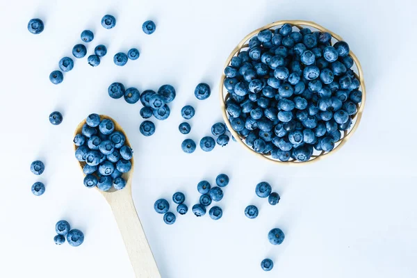 Freshly picked blueberries in wooden bowl. fresh blueberries on a white rustic table. selective focus. — Stock Photo, Image