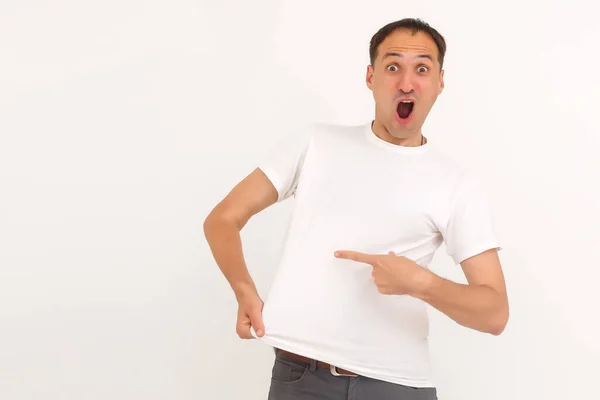Man toont een vlek op zijn witte t-shirt — Stockfoto