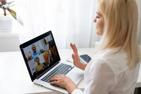 Vrouwen gebruiken Laptop. Studenten onderzoek proces werk. Jonge zakenvrouw werkzaam Creative Startup modern kantoor. Analyse van de marktaandelen, nieuwe strategie. — Stockfoto