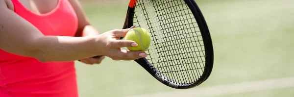 Gros plan d'un joueur de tennis frappant la balle avec une raquette — Photo