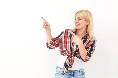 Evde tamirat yapan genç ve güzel bir kadın. Kadın inşaat işçisinin portresi. İnşa, onarım konsepti.