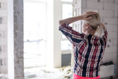 Tamir edilmeden inşaatçılardan sonra büyük bir daire boşaltmak. Tadilata başlayın. Yeni ev.