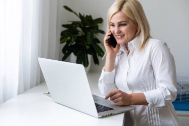 Güzel genç bir kadın bilgisayarla video konferans görüşmesi yapıyor. Toplantıyı ara. Merkez ofis. Evde kalıp, Coronavirus salgını sırasında ev konseptine göre çalışmak.