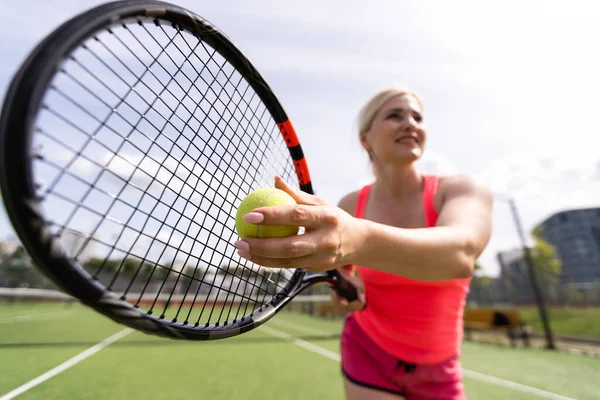 Mujer jugando al tenis y esperando el servicio —  Fotos de Stock