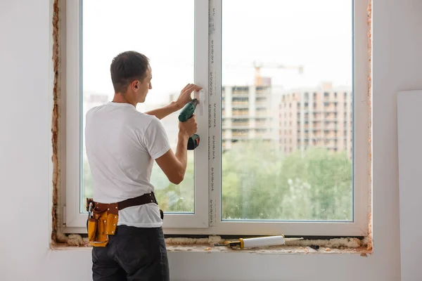 Joven manitas ventana de reparación con destornillador —  Fotos de Stock