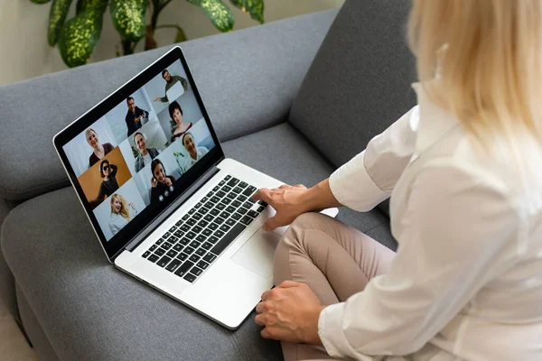 Mulher usando laptop indoor. mulher escuta palestra online — Fotografia de Stock