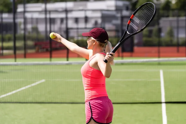 Jolie sportive avec raquette au court de tennis. Mode de vie sain — Photo