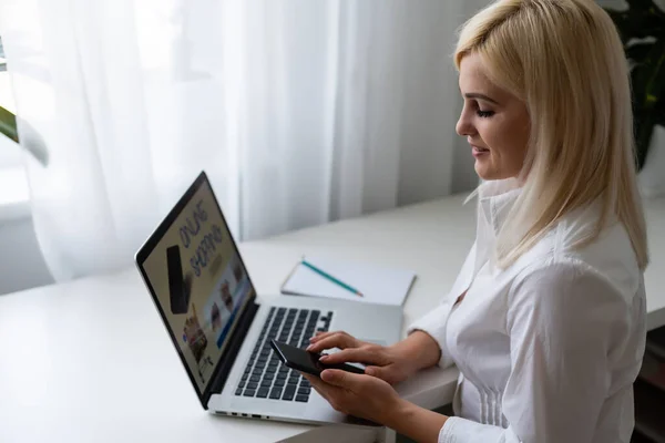 Жінка купує за допомогою ноутбука та реклами — стокове фото