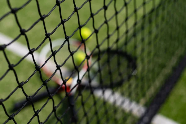 Тенісна ракетка і новий тенісний м'яч на свіжому тенісному корті — стокове фото
