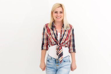 Mutlu kadın evdeki odada tamirat yapıyor.